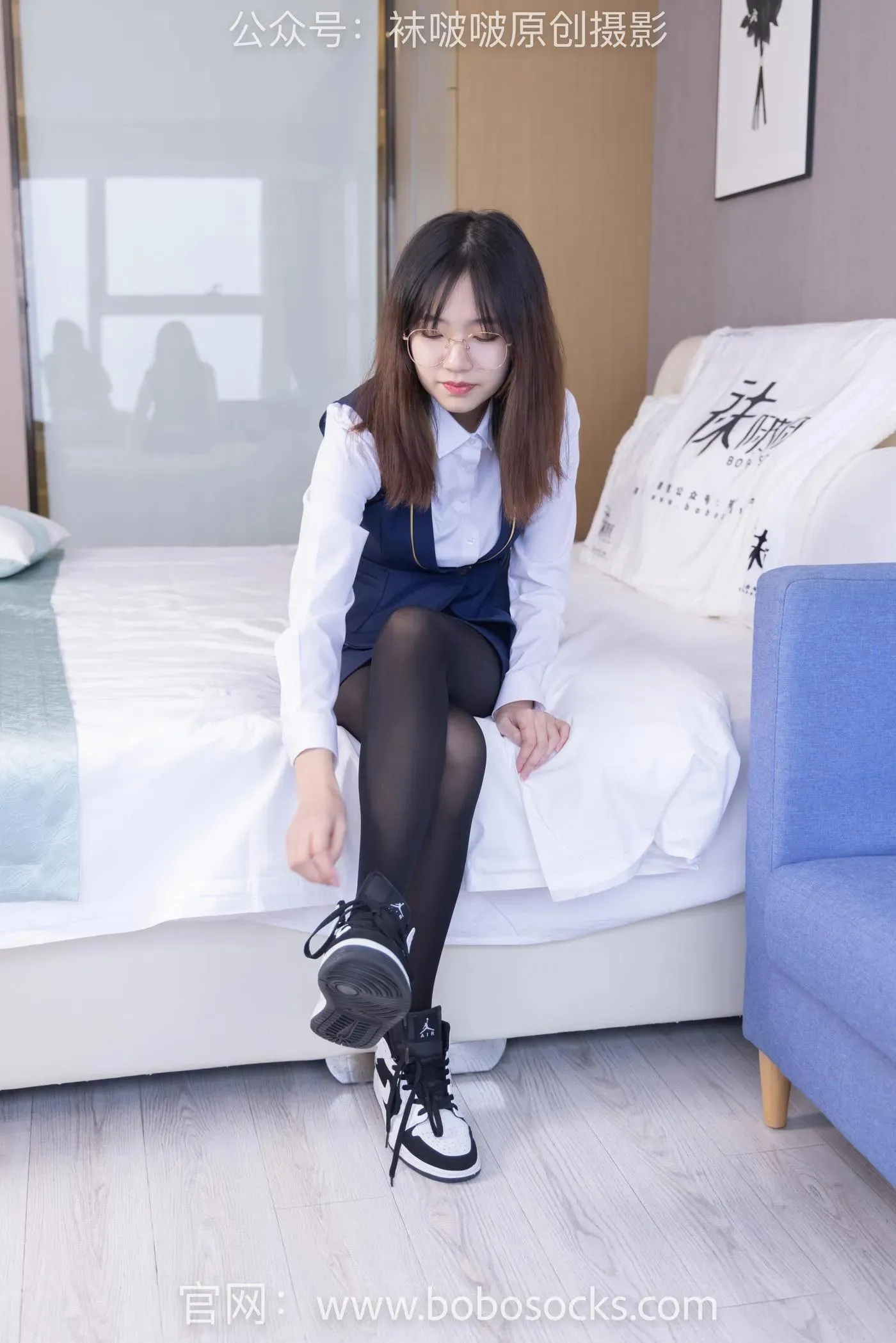 [BoBoSocks袜啵啵]NO.132 小甜豆-aj1板鞋、蓝色短靴、厚黑丝、厚红丝 [145P]插图1